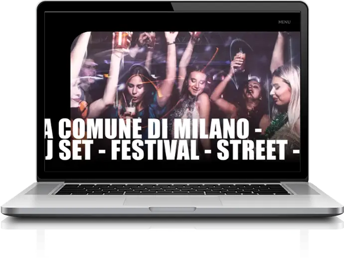 Mockup del sito eventi con copertina evento e pubblico festante su laptop